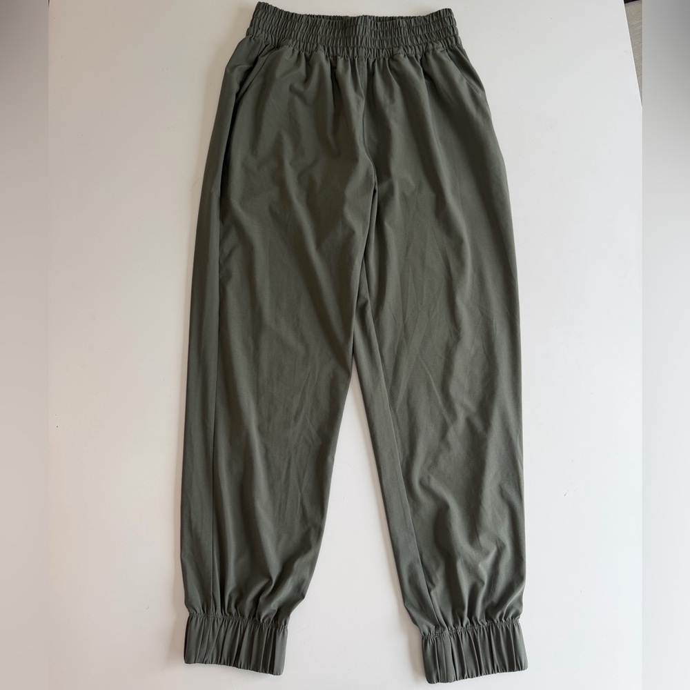 Vuori NO TAGS Olive Joggers Small